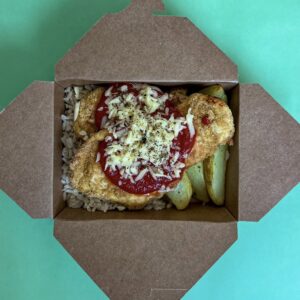 Parmegiana de frango com Arroz de Brócolis e Batata rústica (350g)